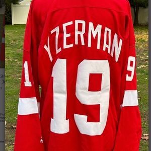 NWT: Official NHL DETROIT RED WINGS Hockey, Steve Yzerman # 19 Size L
